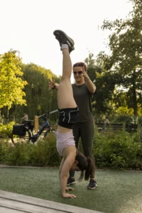 Handstand met begeleiding, samen trainen in het park