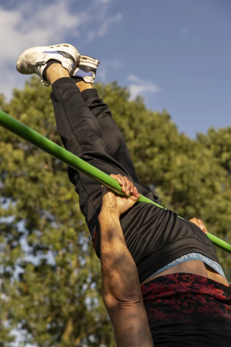 Push-up tijdens de training in het park
