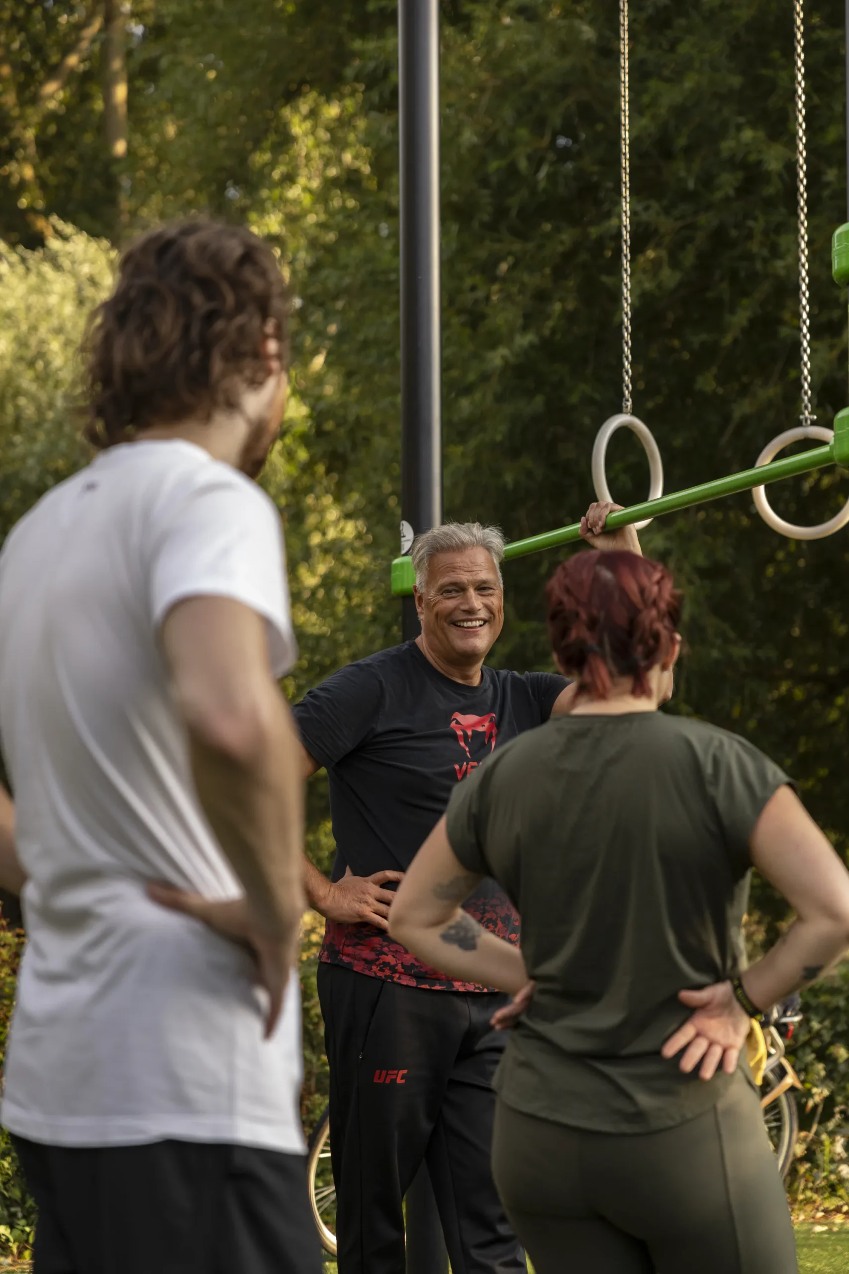 Leden van alle leeftijden lachen samen tijdens de training