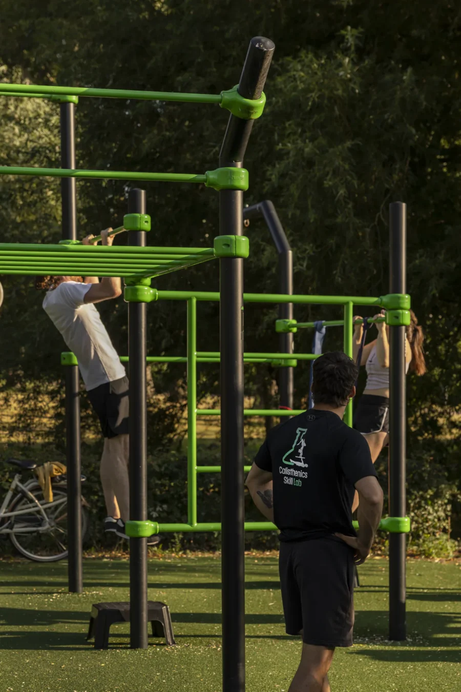Calisthenics groepsles buiten met deelnemers